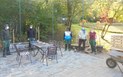 Die Auszubildenen zum Werker im Garten- und Landschaftsbau sind stolz auf die gemeinsam Arbeit (Foto: KJF/Andrea Salansky)