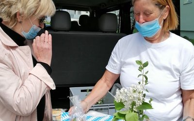 Was hier auf den ersten Blick aussieht wie ein halbmaskierter Überfall auf einen Cateringservice, ist in Wirklichkeit der kulinarische Abschluss der Maßnahme „PERSPEKTIVEN“ (v.l.n.r. Andrea Graf, Christine Rau). Foto: KJF Augsburg/privat